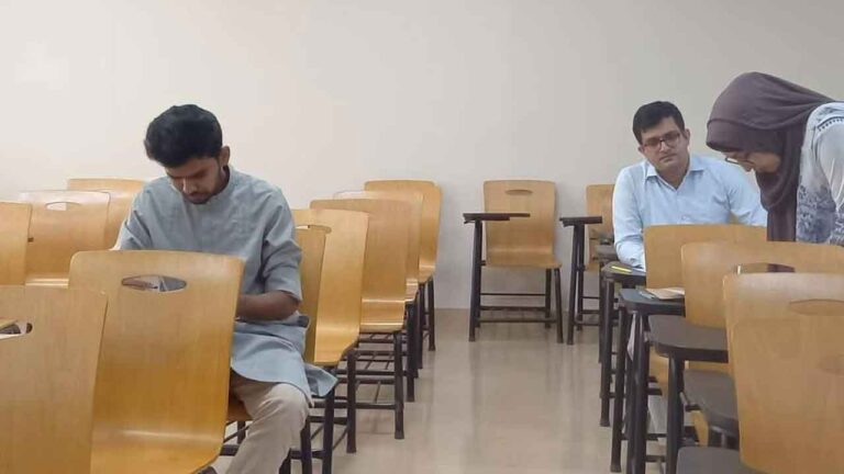 নর্থ সাউথ বিশ্ববিদ্যালয়ে ভর্তি পরীক্ষা দিলেন উপদেষ্টা আসিফ মাহমুদ