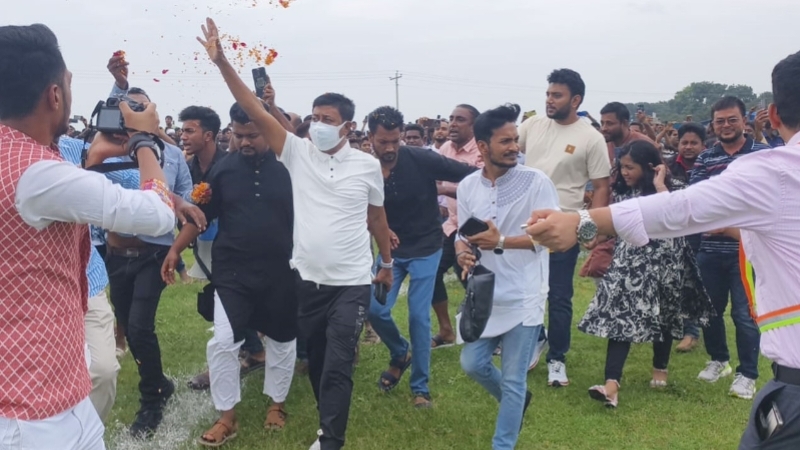 স্ত্রীর কিডনিতে নতুন জীবন পেয়ে দেশে ফিরলেন বিএনপি নেতা স্ত্রীর কিডনিতে নতুন জীবন পেয়ে দেশে ফিরলেন বিএনপি নেতা